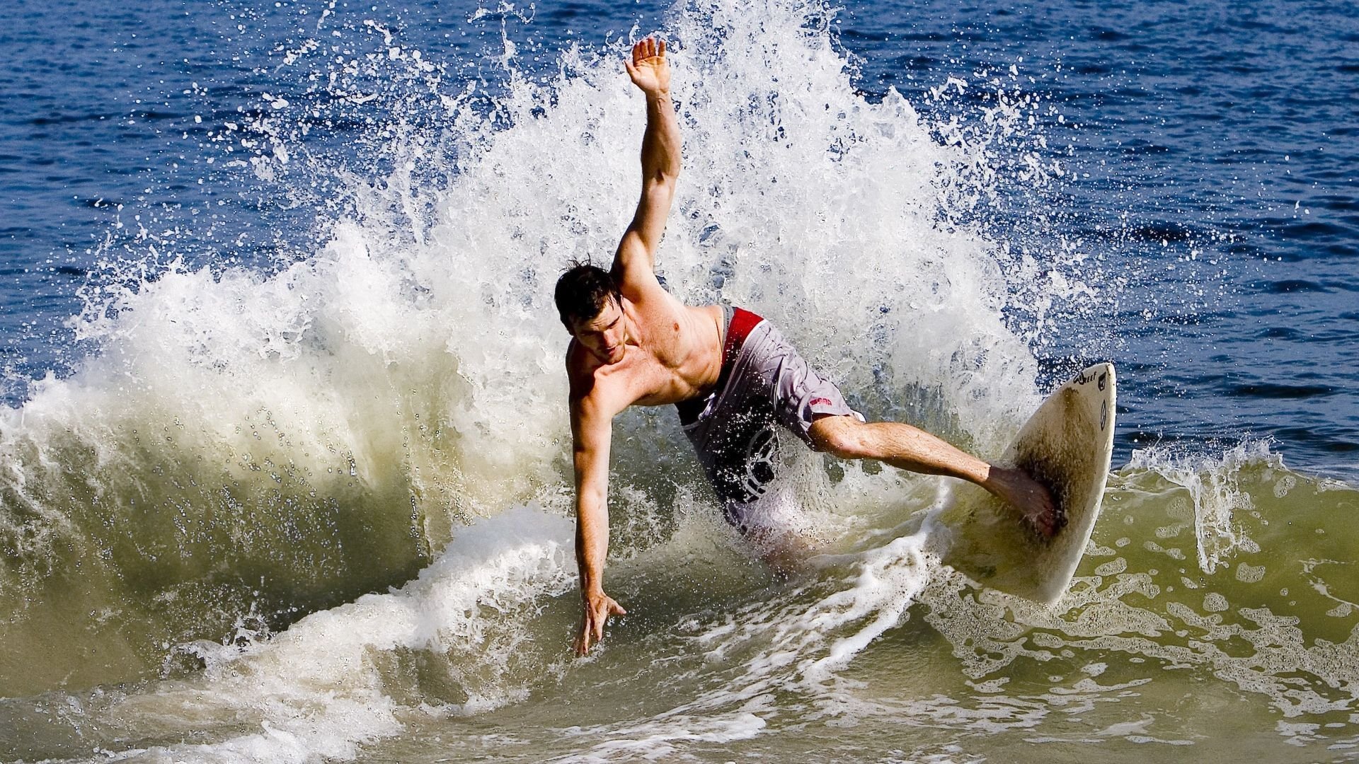 华体会平台下载-湖人替补球员赛场表现获媒体点赞，湖人替补席照片